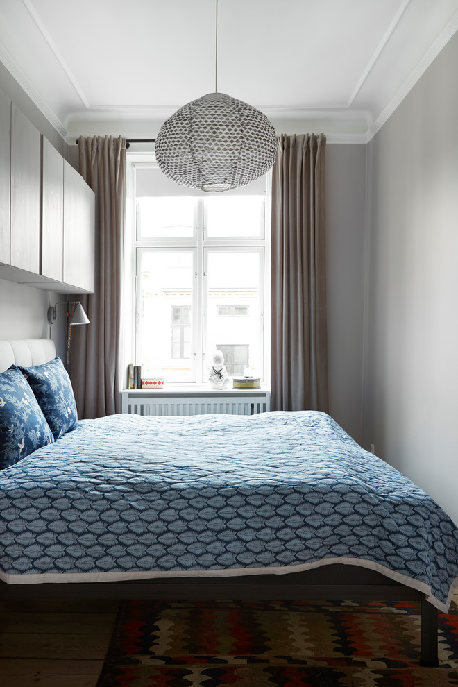 Diseño de dormitorio escandinavo pequeño con paredes grises