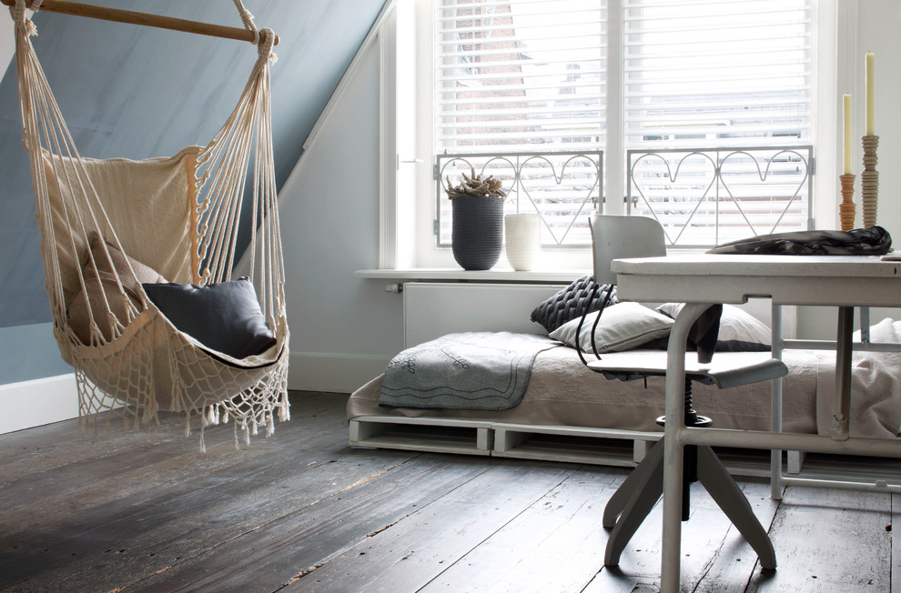 Свежая идея для дизайна: спальня в скандинавском стиле с темным паркетным полом и коричневым полом - отличное фото интерьера