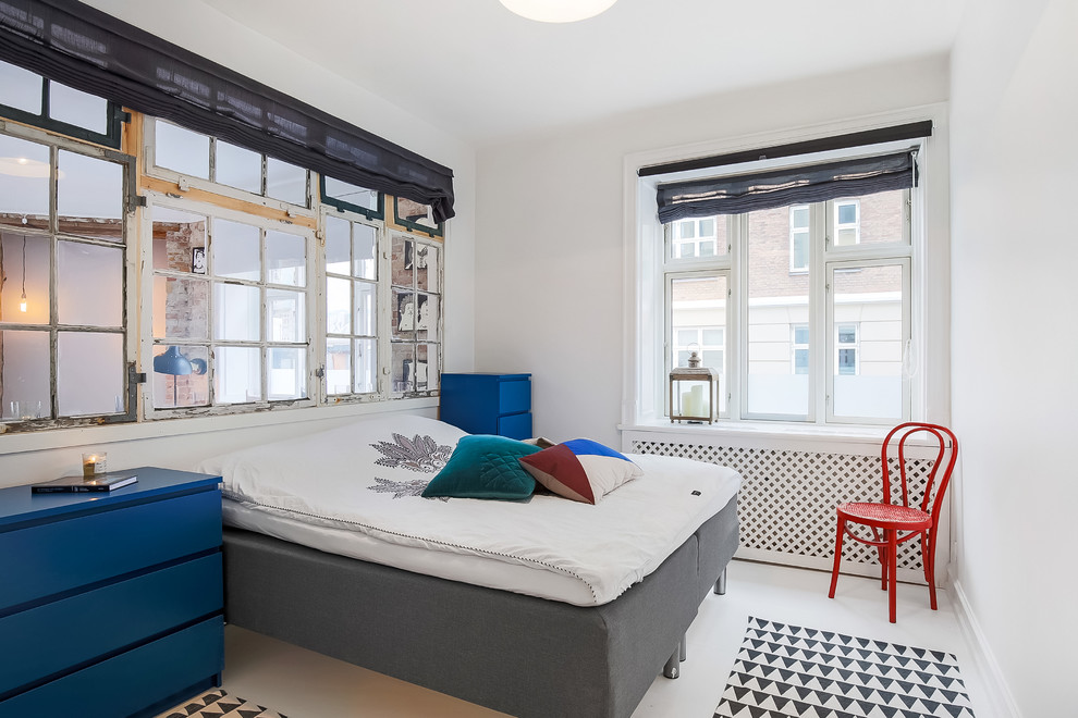 Mittelgroßes Skandinavisches Hauptschlafzimmer ohne Kamin mit weißer Wandfarbe und Sperrholzboden in Kopenhagen