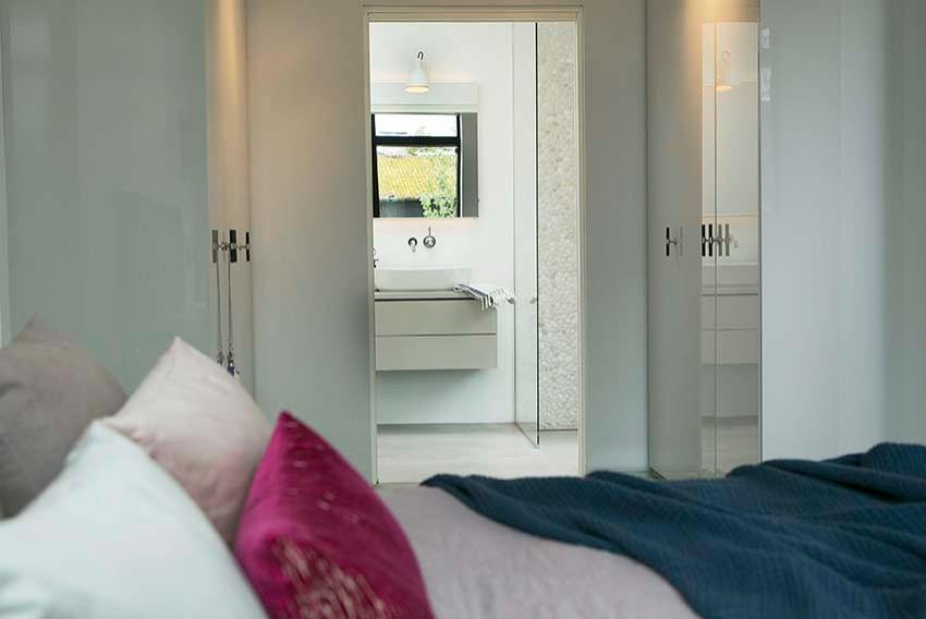 Idéer för stora skandinaviska sovrum, med grått golv