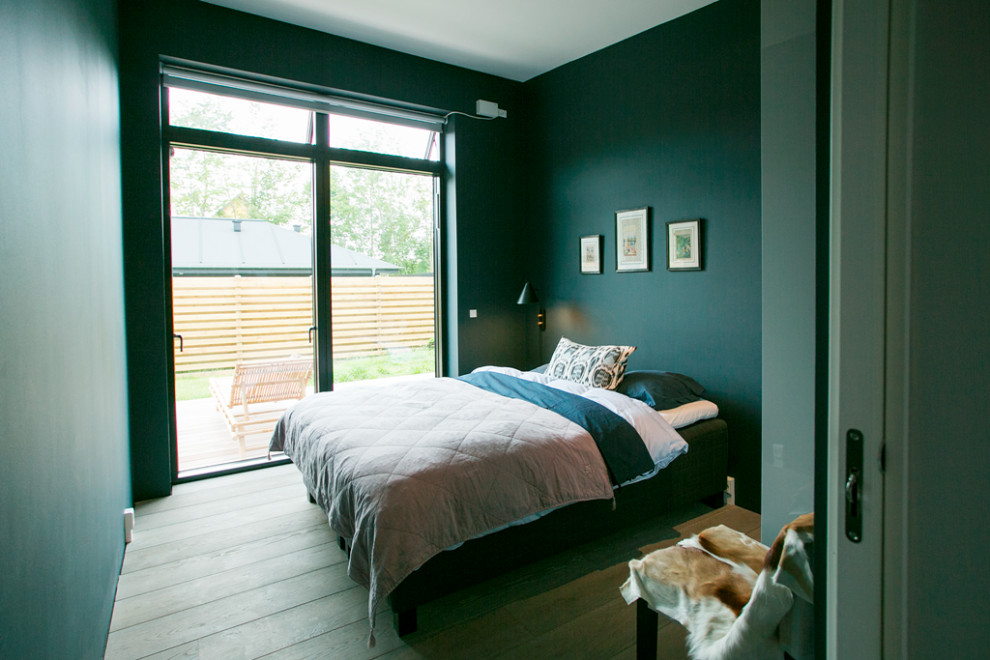 На фото: гостевая спальня среднего размера, (комната для гостей) в скандинавском стиле с синими стенами и серым полом с