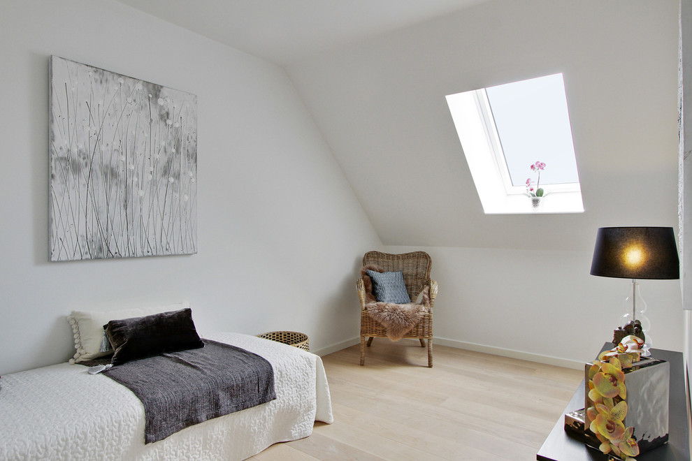 На фото: гостевая спальня среднего размера, (комната для гостей) в скандинавском стиле с белыми стенами, светлым паркетным полом и бежевым полом с