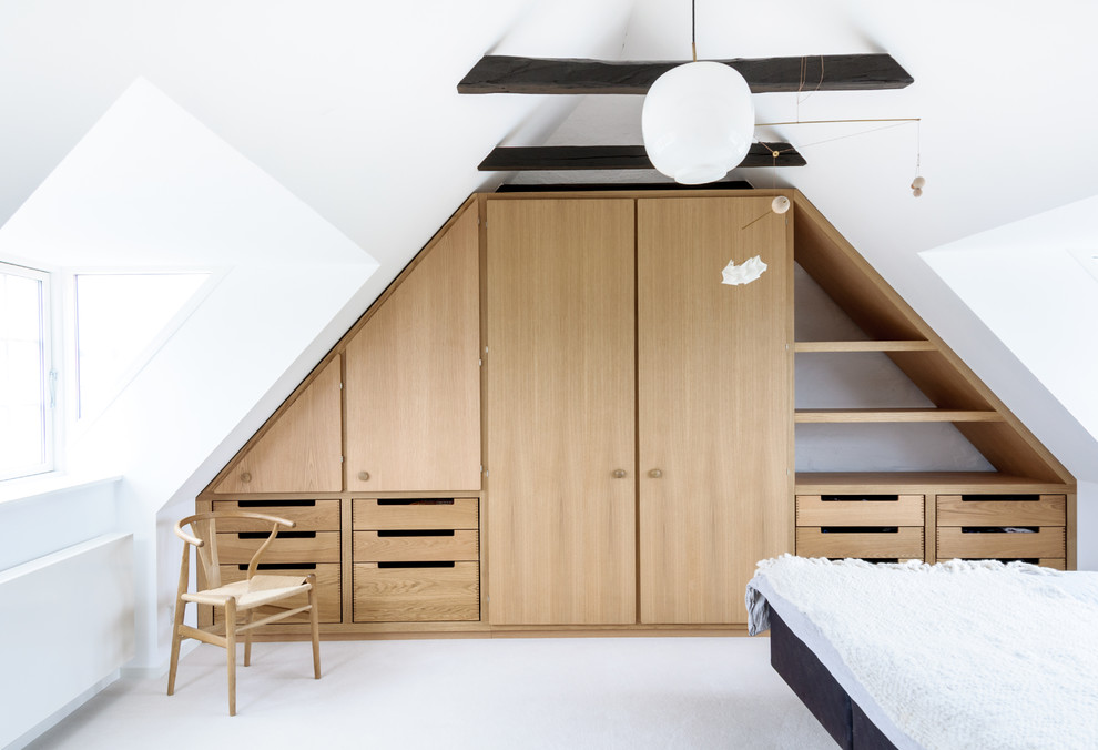Diseño de dormitorio minimalista de tamaño medio con moqueta y suelo blanco