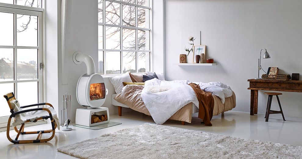 Imagen de dormitorio escandinavo de tamaño medio con paredes blancas y suelo blanco