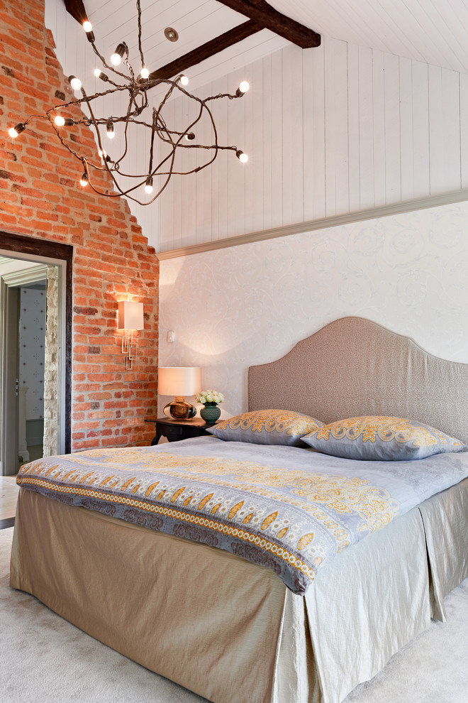 Modelo de dormitorio principal clásico de tamaño medio sin chimenea con paredes blancas y moqueta