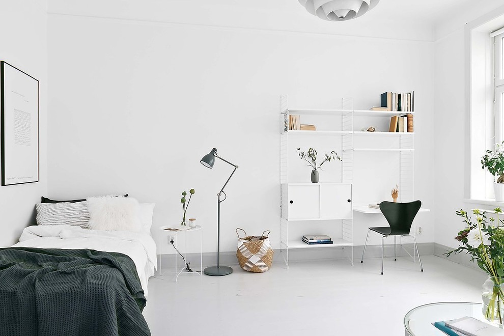Diseño de dormitorio principal nórdico sin chimenea con paredes blancas, suelo de madera pintada y suelo gris
