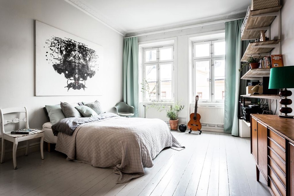 ストックホルムにある広い北欧スタイルのおしゃれな主寝室 (白い壁、塗装フローリング、白い床、青いカーテン)