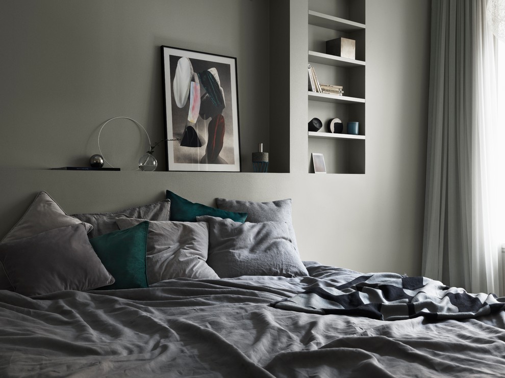 Skandinavisches Hauptschlafzimmer mit grauer Wandfarbe in Stockholm