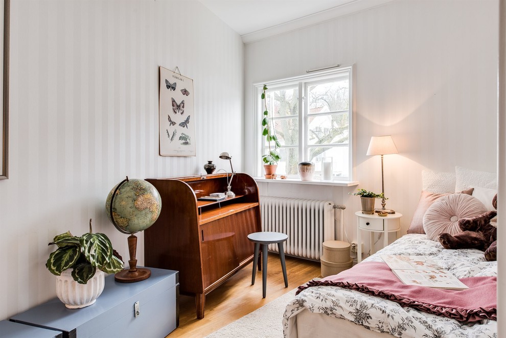Cette photo montre une chambre d'amis scandinave avec un mur blanc.