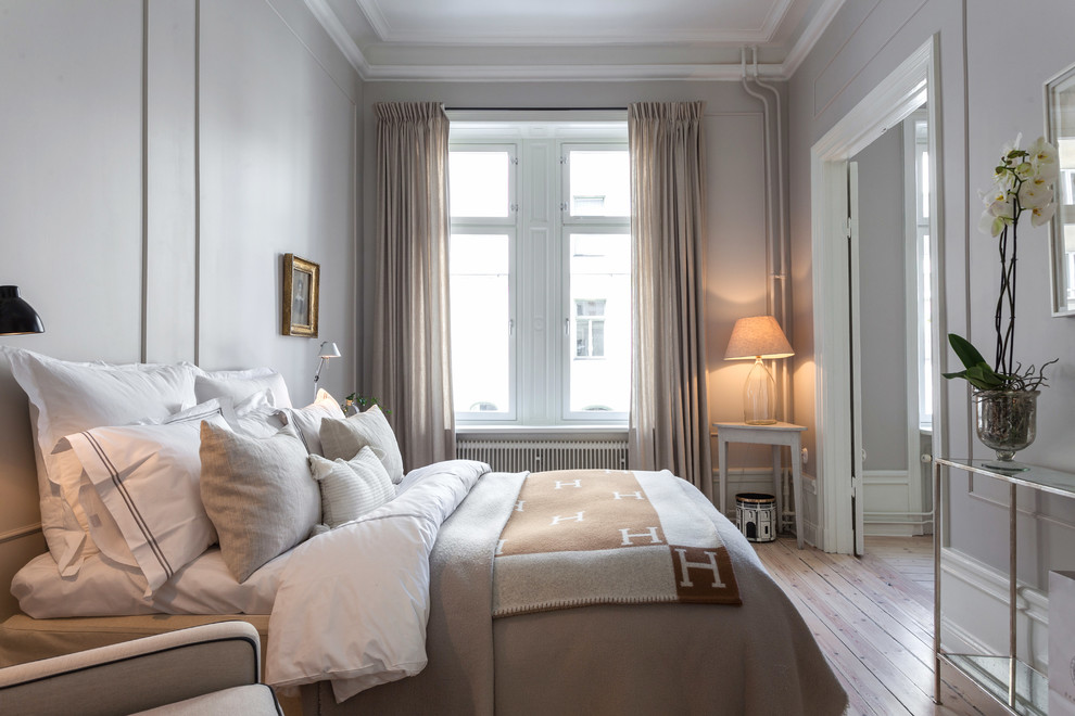 Источник вдохновения для домашнего уюта: большая спальня в классическом стиле с серыми стенами и светлым паркетным полом без камина