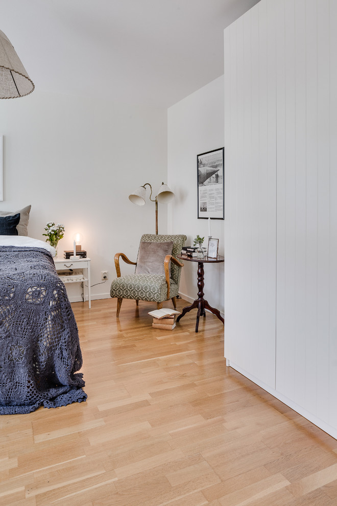 Bedroom - scandinavian master bedroom idea in Gothenburg