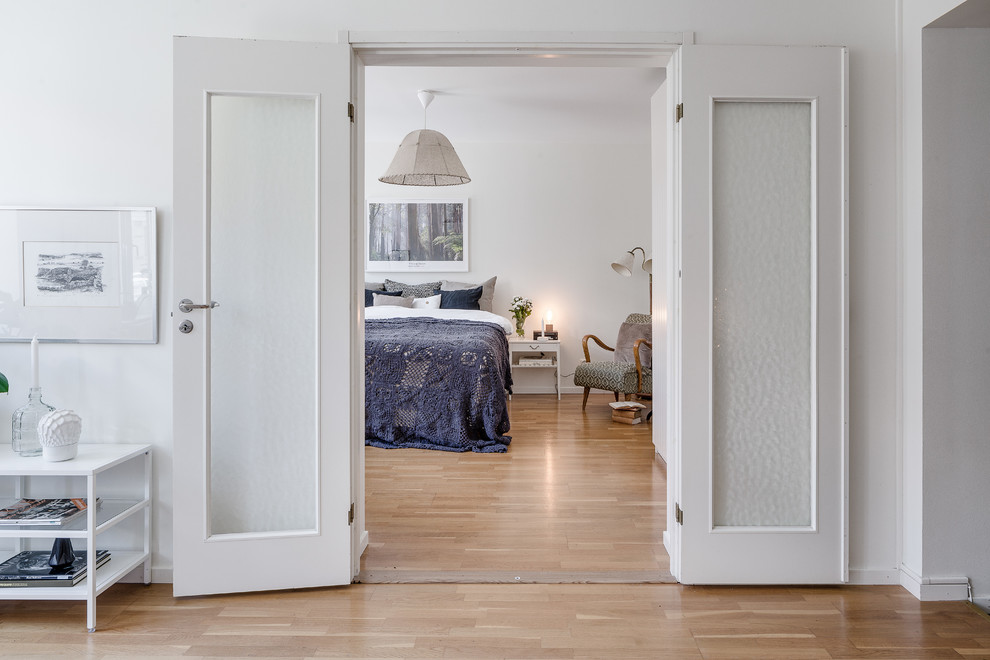 Design ideas for a scandinavian master bedroom in Gothenburg.