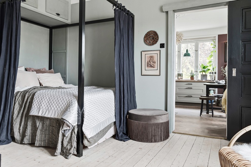 マルメにある中くらいな北欧スタイルのおしゃれな寝室 (淡色無垢フローリング、白い床、グレーの壁) のレイアウト