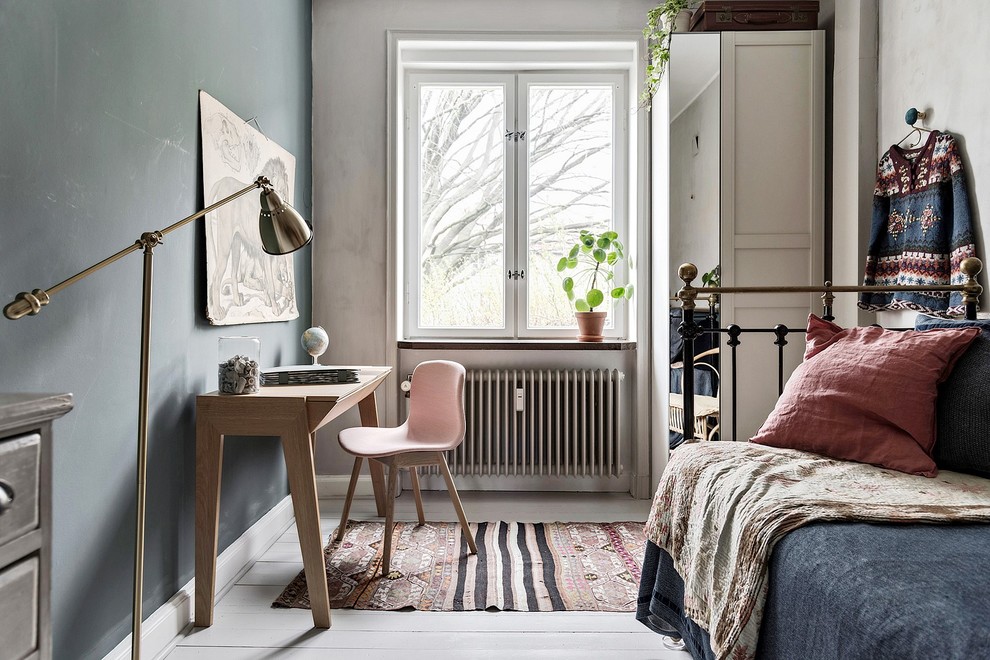 Aménagement d'une chambre grise et rose scandinave avec parquet peint et un sol blanc.