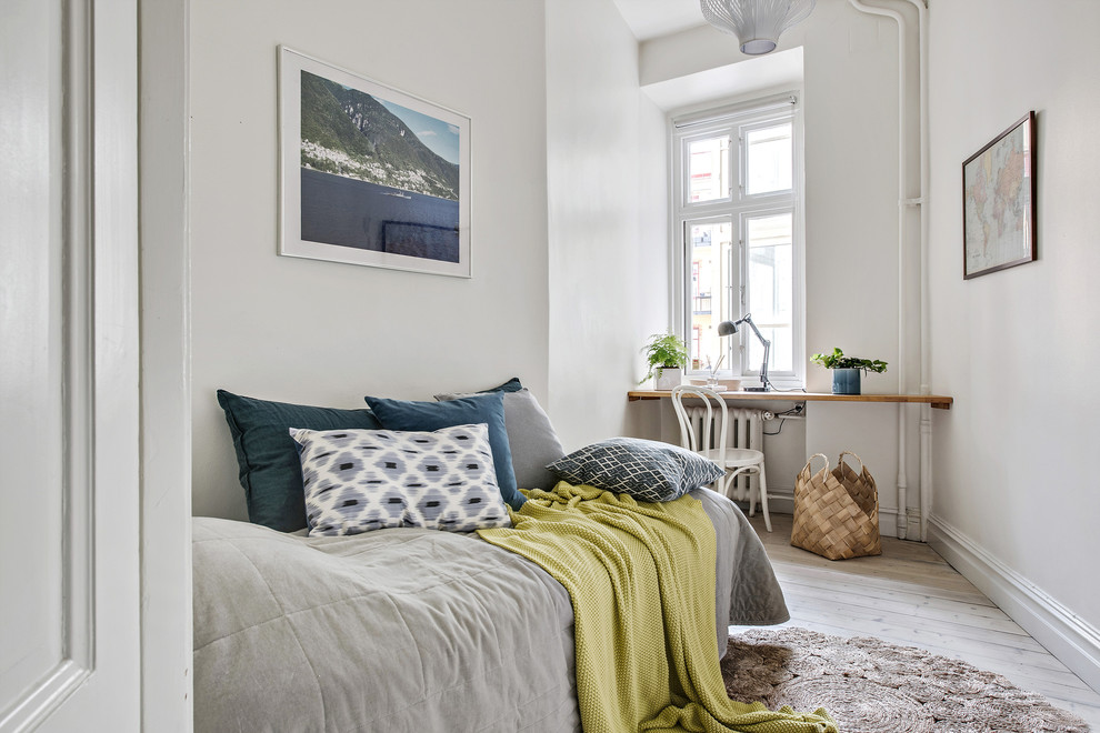 Esempio di una camera degli ospiti scandinava con pareti bianche, pavimento in legno verniciato e pavimento bianco