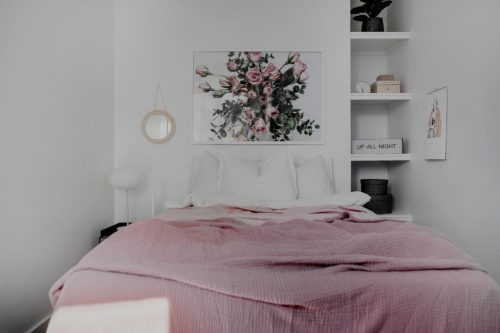 Imagen de dormitorio escandinavo pequeño con paredes blancas