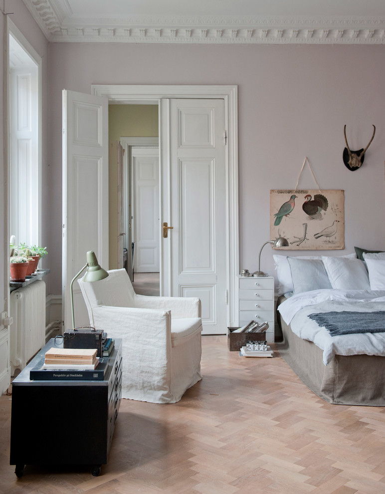 На фото: хозяйская спальня среднего размера в стиле неоклассика (современная классика) с розовыми стенами и светлым паркетным полом с
