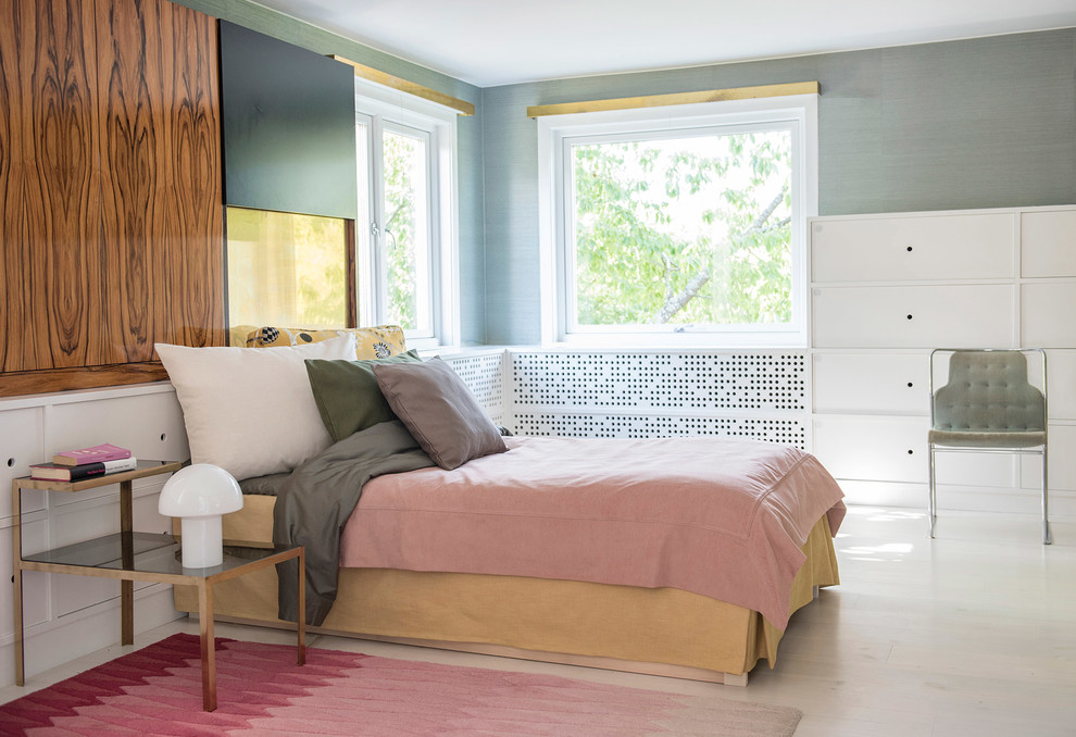 Mittelgroßes Modernes Hauptschlafzimmer mit blauer Wandfarbe und hellem Holzboden in Stockholm