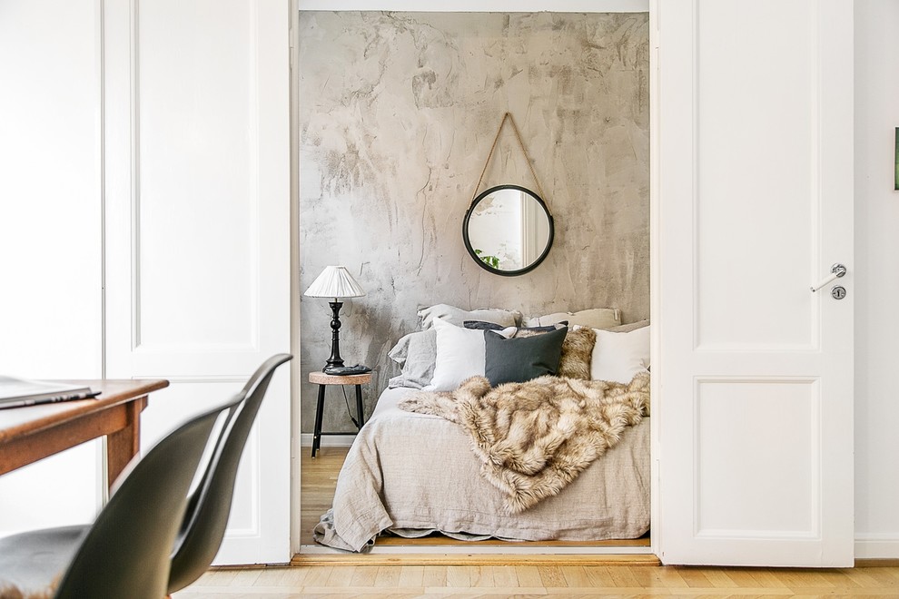 Exemple d'une chambre parentale scandinave avec un mur multicolore, parquet clair et aucune cheminée.