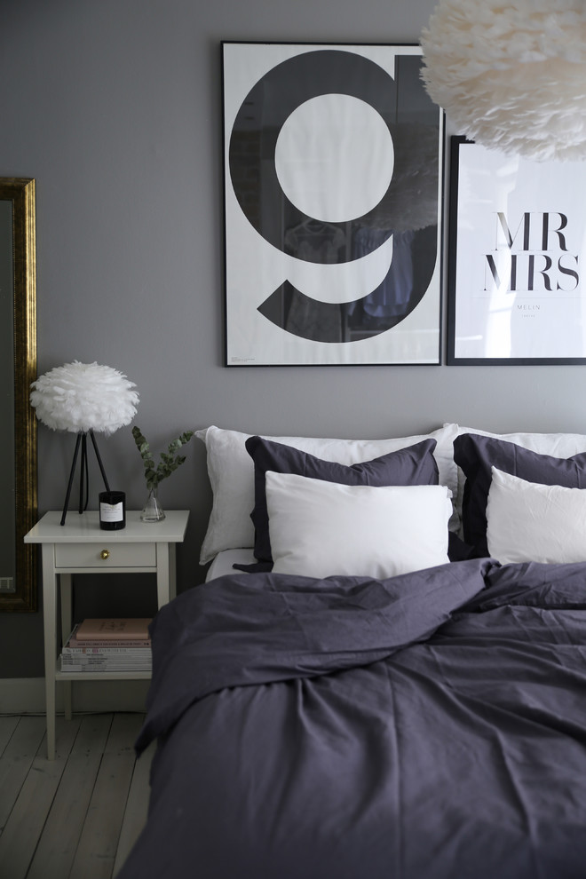 Imagen de dormitorio principal nórdico pequeño con paredes grises y suelo de madera clara