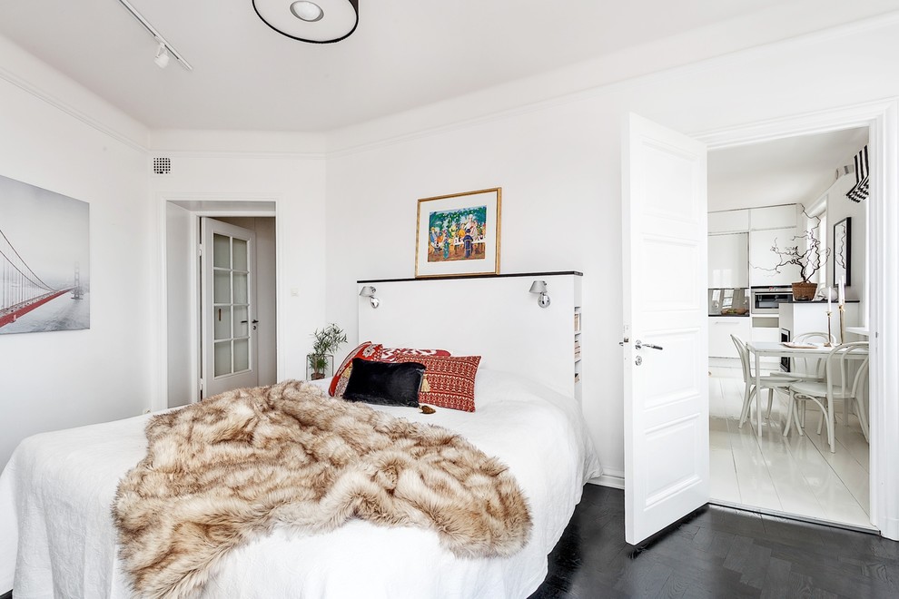 ストックホルムにある広い北欧スタイルのおしゃれな主寝室 (白い壁、濃色無垢フローリング、暖炉なし) のレイアウト