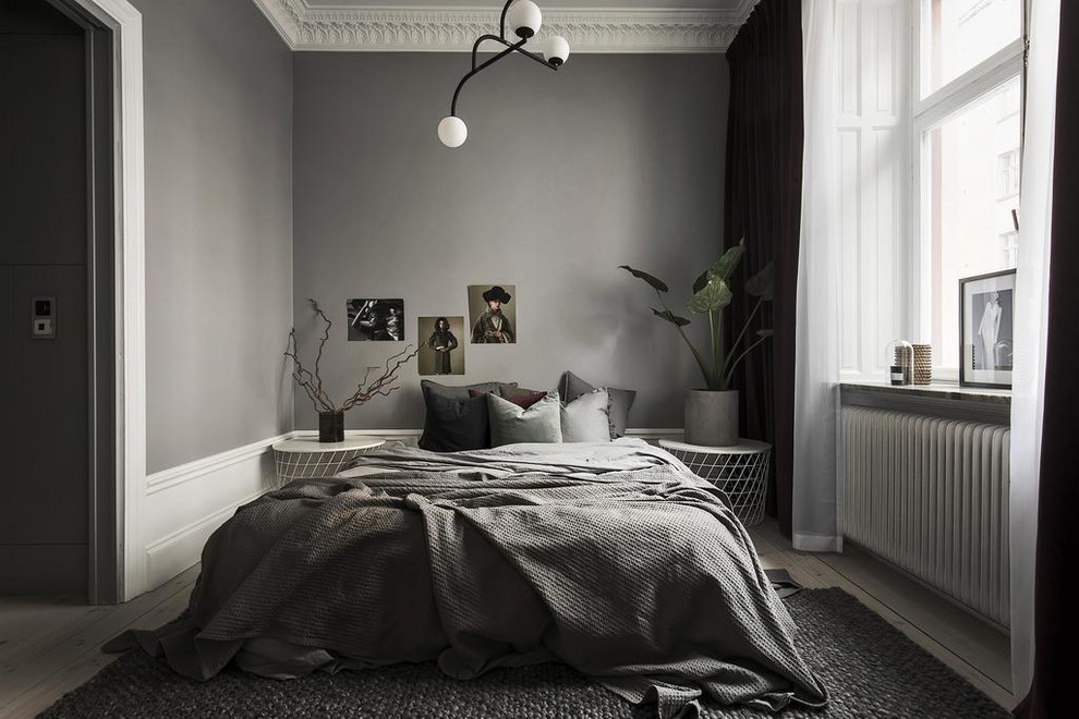 Modelo de dormitorio principal nórdico de tamaño medio sin chimenea con paredes grises