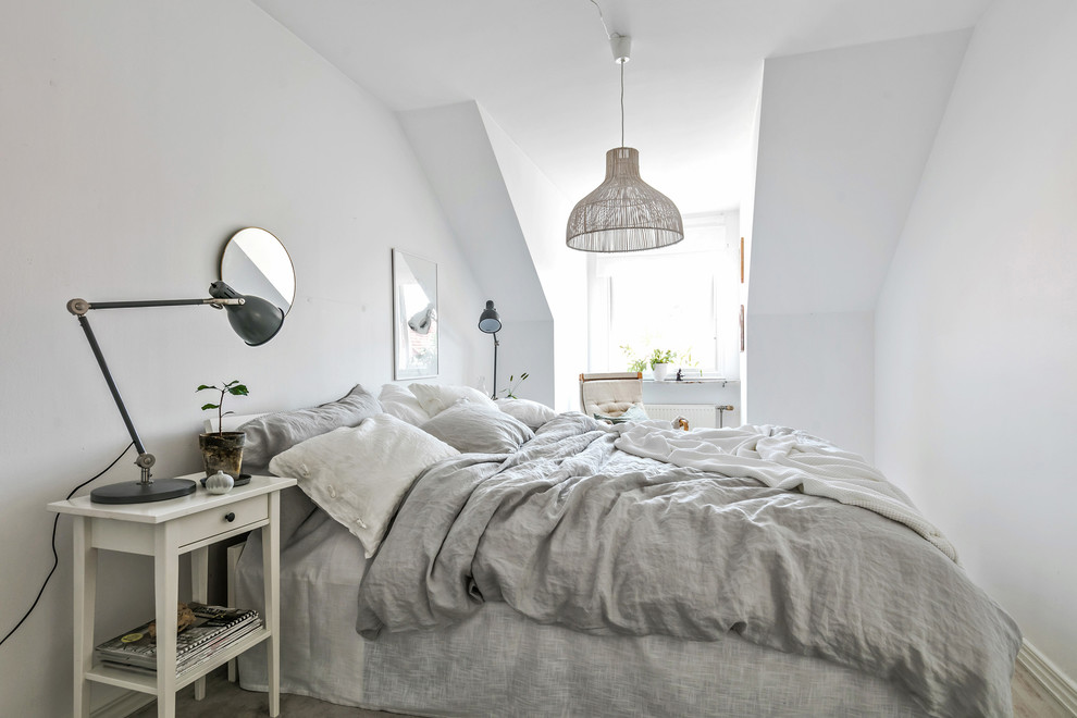 Imagen de habitación de invitados nórdica con paredes blancas y suelo beige