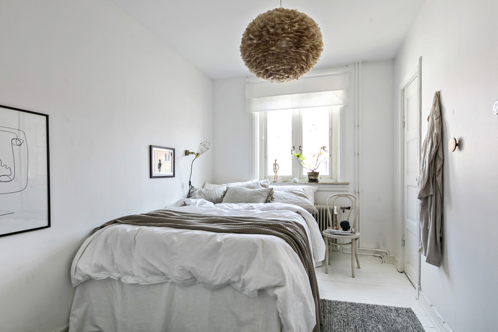 Inspiration för mellanstora skandinaviska huvudsovrum, med vita väggar, målat trägolv och vitt golv
