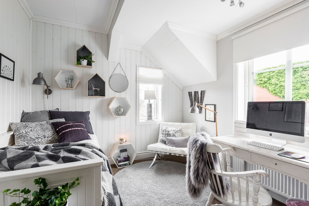 На фото: гостевая спальня (комната для гостей), среднего размера в скандинавском стиле с белыми стенами, темным паркетным полом и рабочим местом без камина