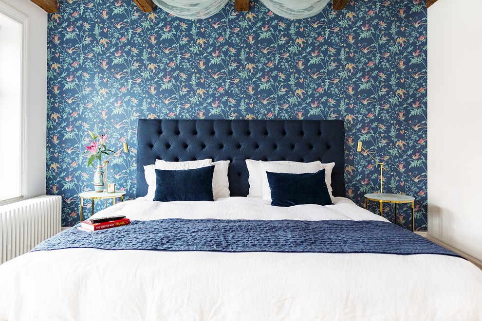 Пример оригинального дизайна: спальня в скандинавском стиле с синими стенами
