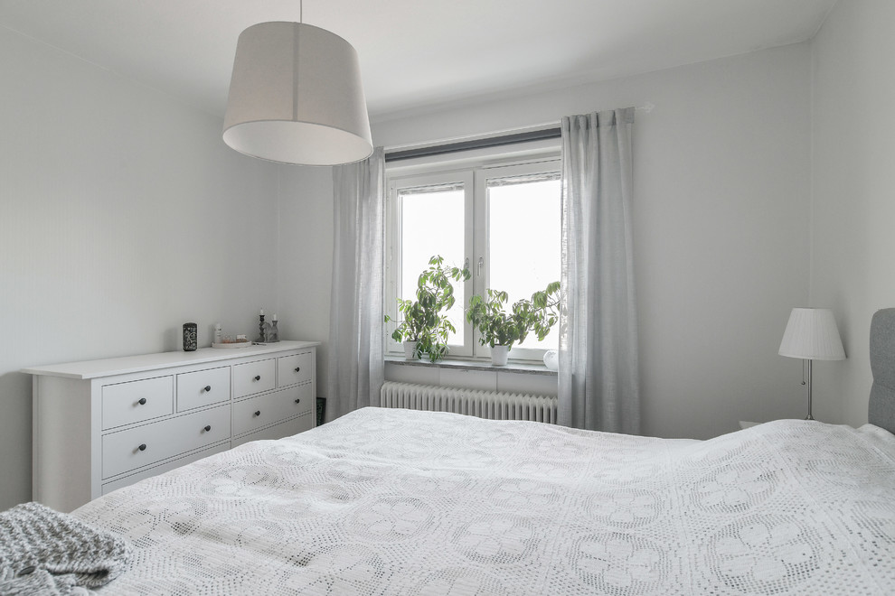 This is an example of a scandinavian bedroom in Stockholm.