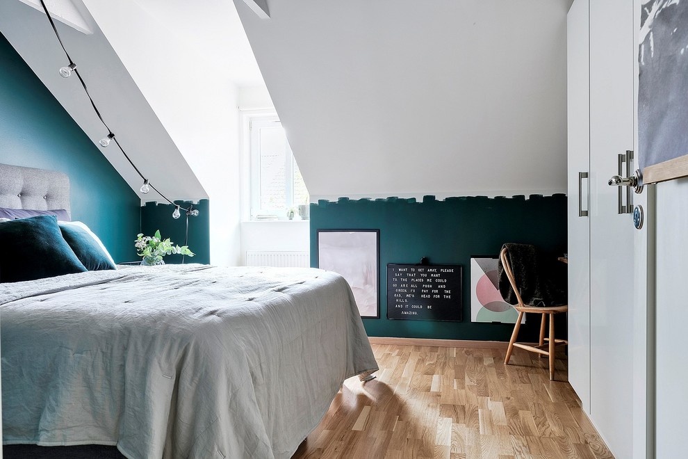 Идея дизайна: спальня в скандинавском стиле с синими стенами, светлым паркетным полом, бежевым полом и акцентной стеной
