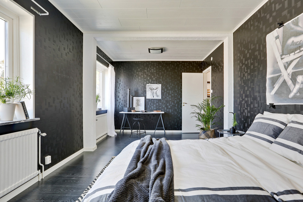 Imagen de dormitorio actual con paredes negras, suelo de madera oscura y suelo negro