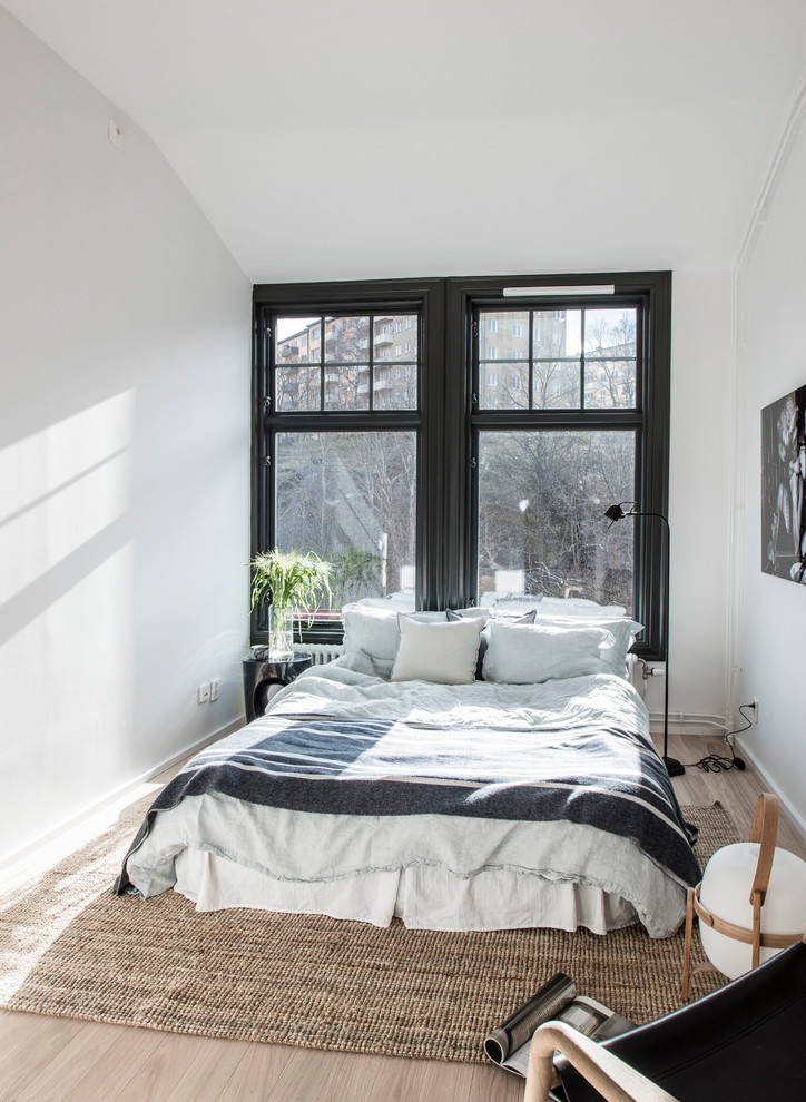 Стильный дизайн: маленькая хозяйская спальня в стиле лофт с белыми стенами, светлым паркетным полом и бежевым полом для на участке и в саду - последний тренд