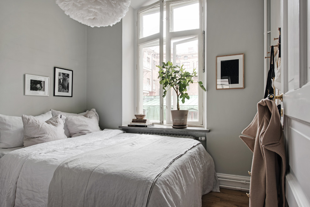 Modelo de dormitorio principal escandinavo con paredes grises