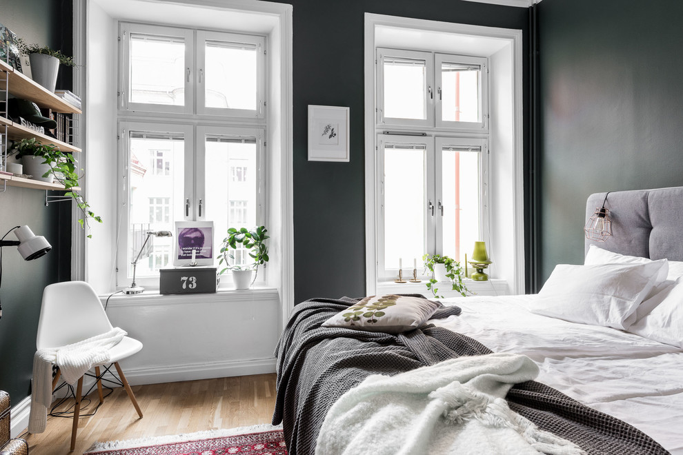 Пример оригинального дизайна: хозяйская спальня среднего размера в скандинавском стиле с паркетным полом среднего тона, коричневым полом и зелеными стенами