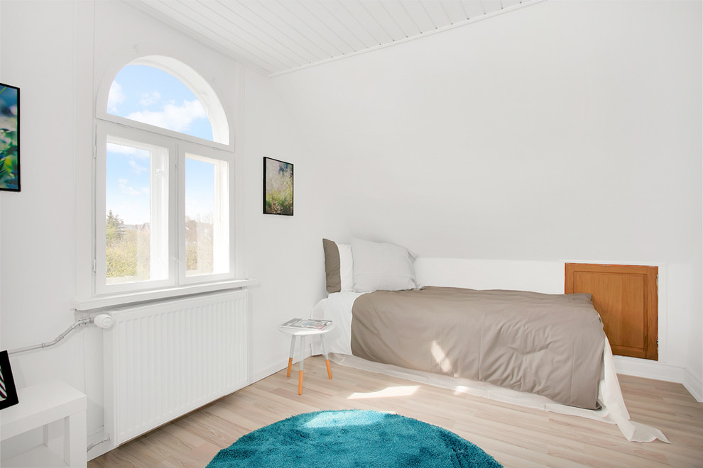 Пример оригинального дизайна: гостевая спальня среднего размера, (комната для гостей) в скандинавском стиле с белыми стенами и светлым паркетным полом без камина
