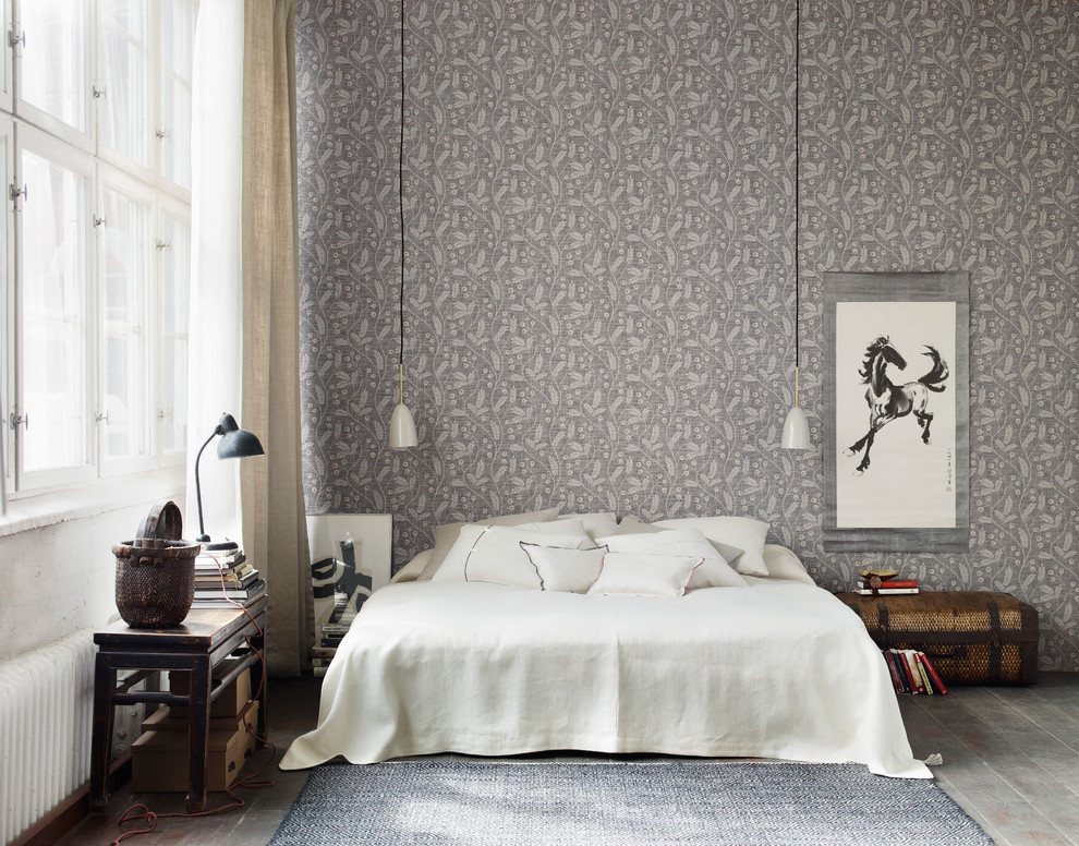 Пример оригинального дизайна: большая хозяйская спальня в скандинавском стиле с серыми стенами, светлым паркетным полом и акцентной стеной без камина