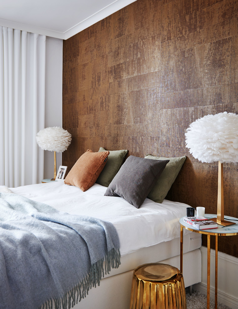 Foto di una camera da letto design con pareti marroni e moquette