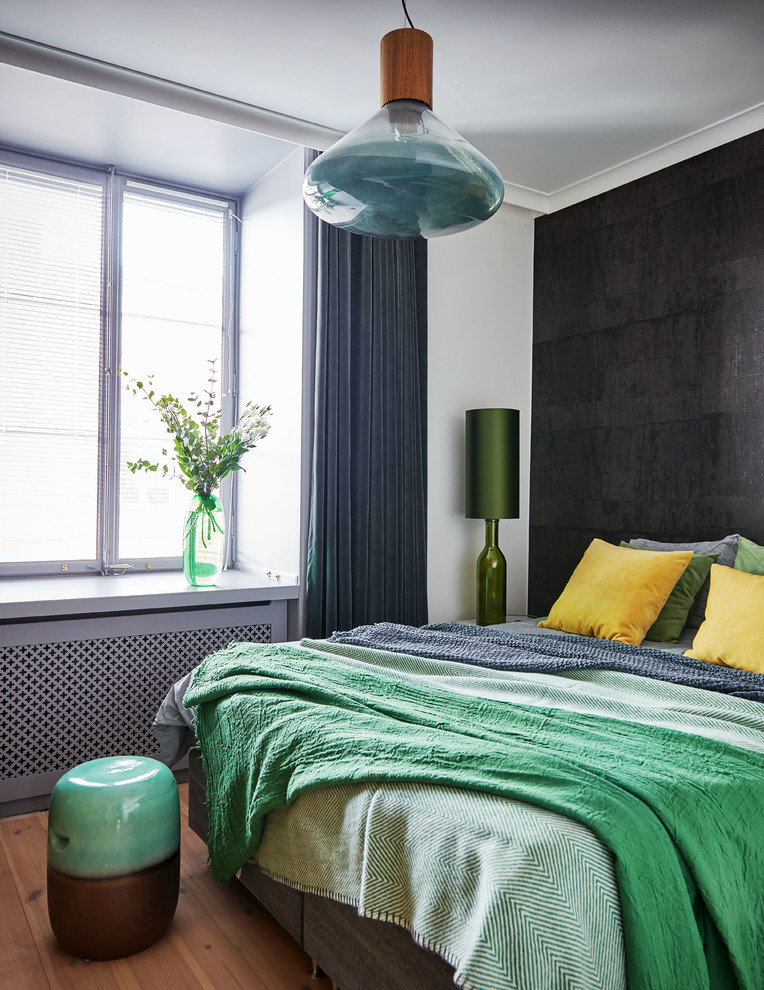 Idee per una camera da letto design con pareti multicolore, pavimento in legno massello medio e pavimento marrone