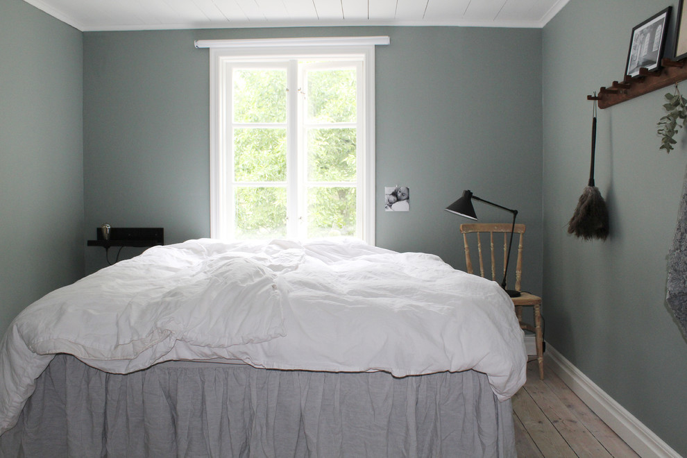 Пример оригинального дизайна: хозяйская спальня в скандинавском стиле с светлым паркетным полом