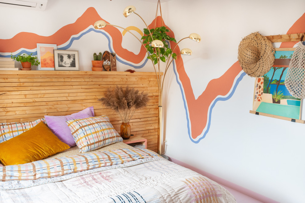 Стильный дизайн: спальня в стиле фьюжн с разноцветными стенами и розовым полом - последний тренд