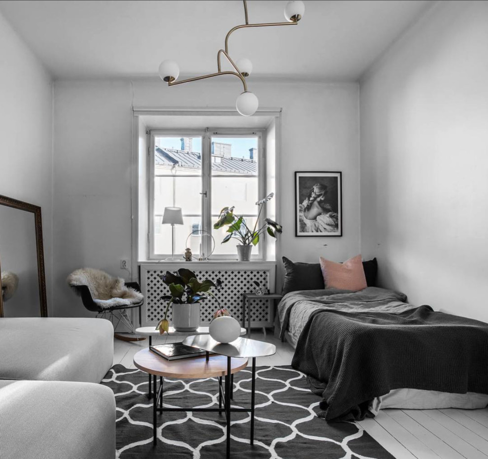Kleines Nordisches Schlafzimmer ohne Kamin mit weißer Wandfarbe, gebeiztem Holzboden und weißem Boden in Stockholm
