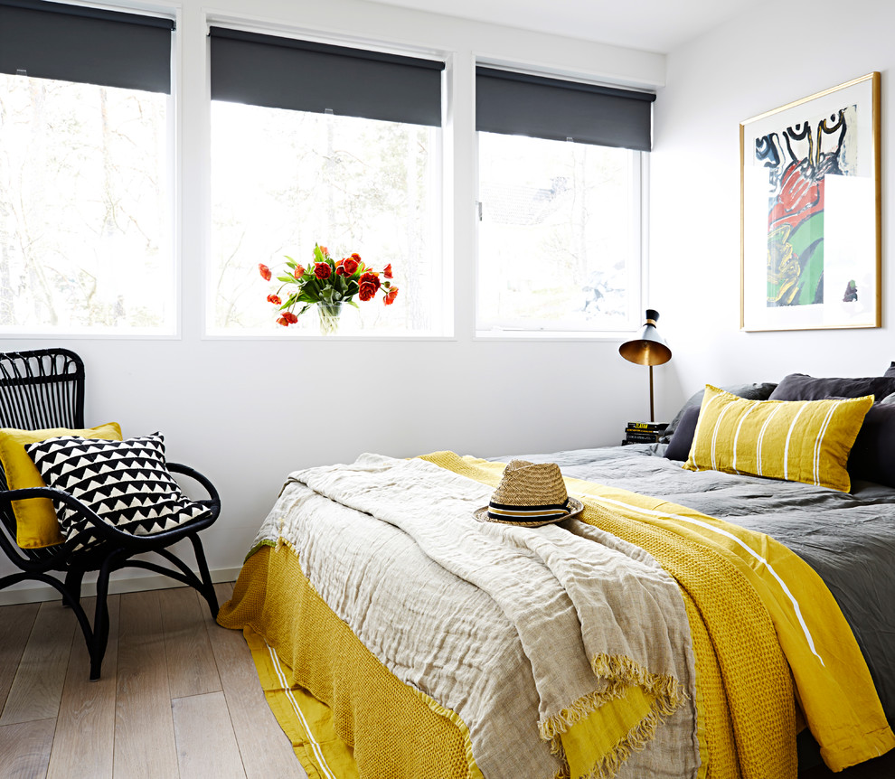 ストックホルムにある中くらいなコンテンポラリースタイルのおしゃれな客用寝室 (白い壁、淡色無垢フローリング)