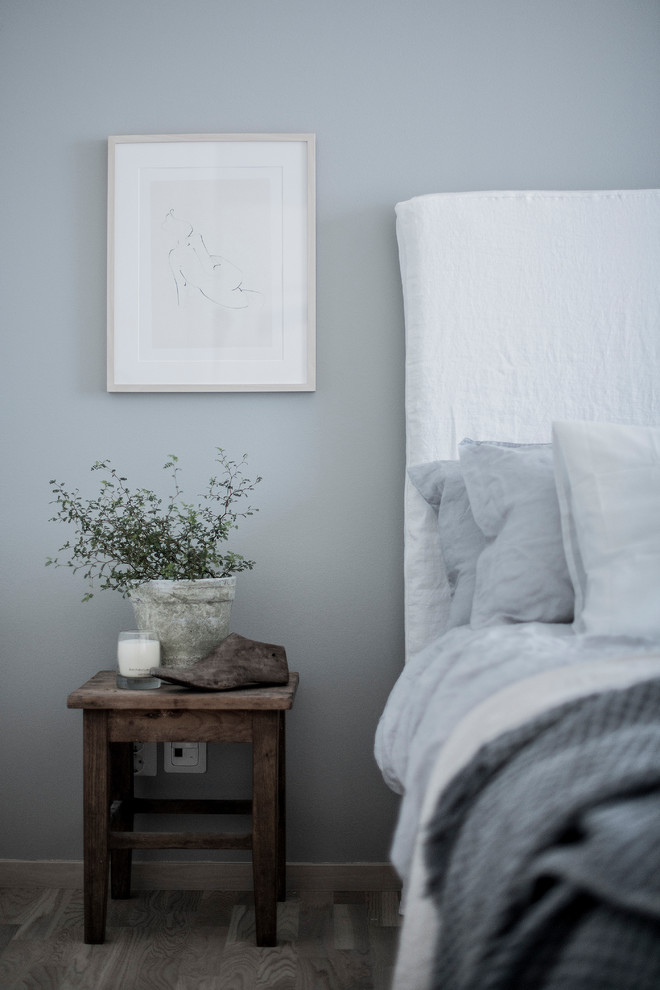 Источник вдохновения для домашнего уюта: спальня в скандинавском стиле с серыми стенами