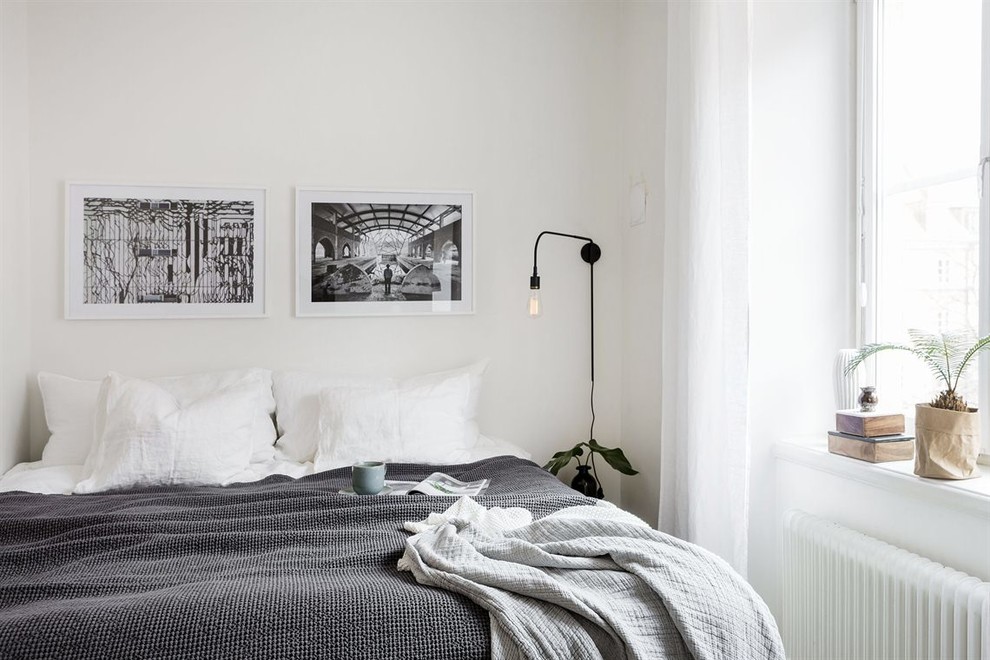 Cette image montre une chambre design de taille moyenne avec un mur blanc.