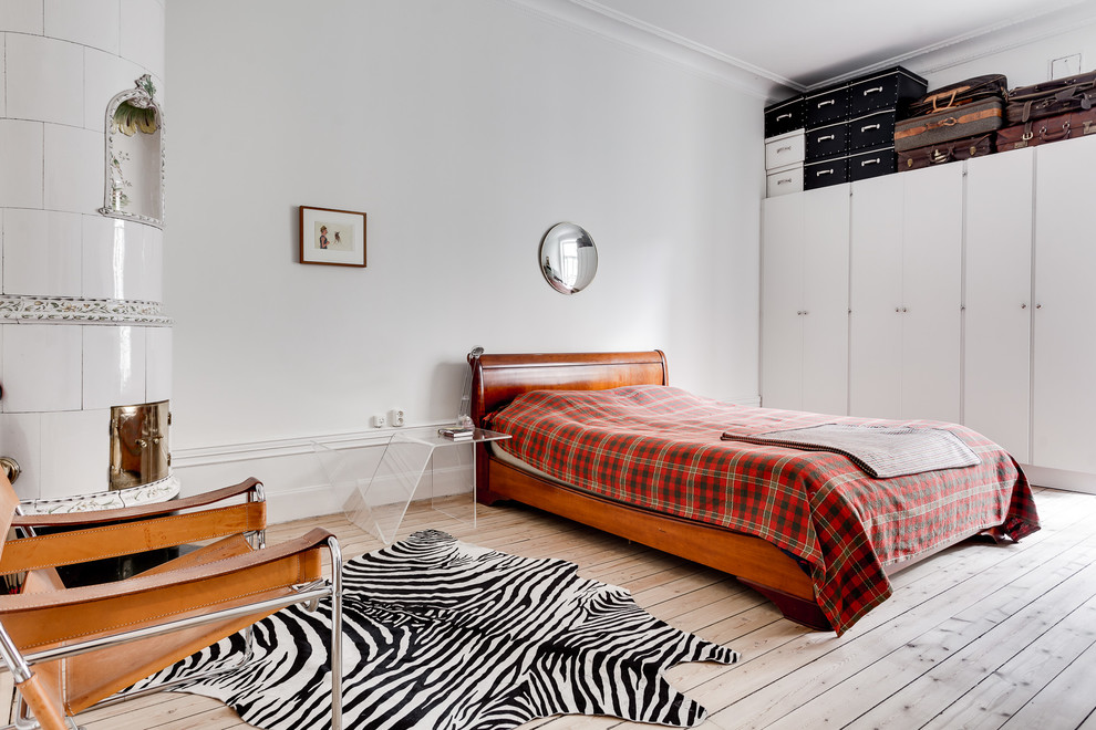 Свежая идея для дизайна: большая спальня в стиле фьюжн с белыми стенами, светлым паркетным полом и серым полом - отличное фото интерьера