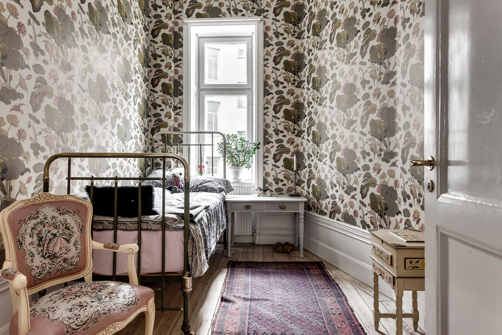 Inspiration för ett litet eklektiskt sovrum, med flerfärgade väggar och ljust trägolv