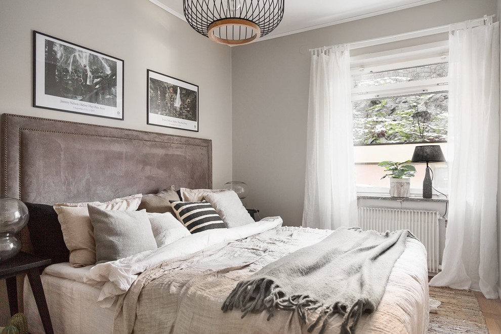 Foto på ett minimalistiskt sovrum, med grå väggar