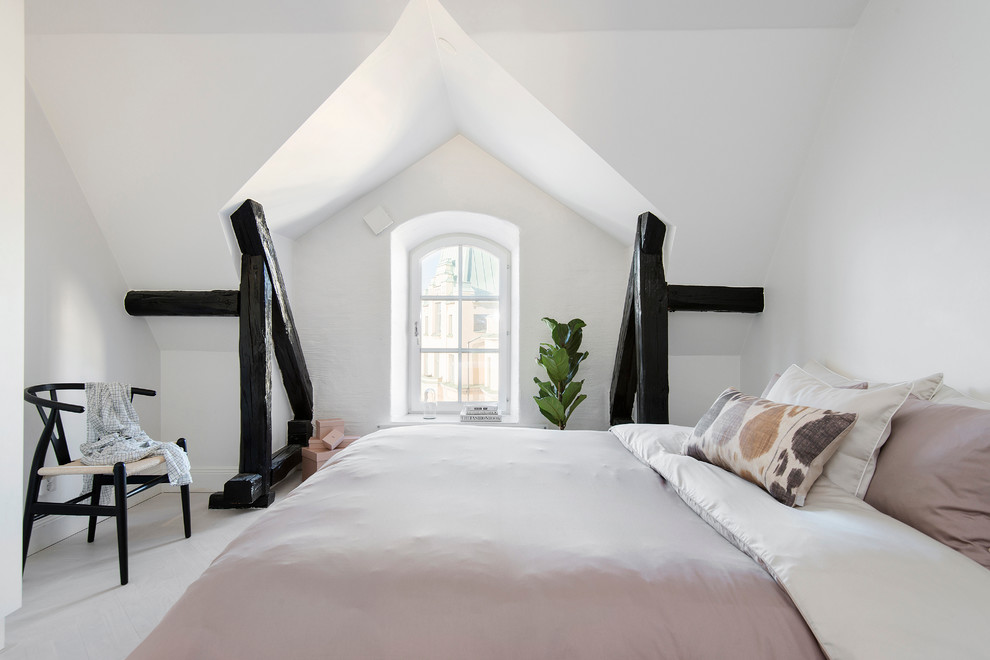 Imagen de dormitorio principal actual de tamaño medio sin chimenea con paredes blancas, suelo de madera pintada y techo inclinado
